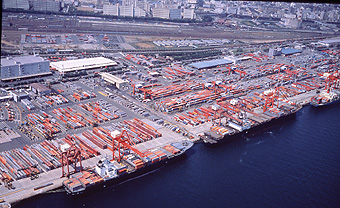 港の航空写真