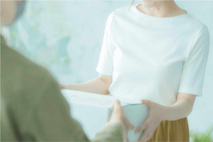 荷物を手渡す様子